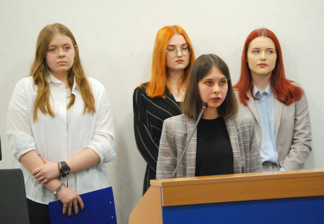 Debata młodzieży odbyła się w ramach kampanii profilaktycznej „Widzę – Rozmawiam – Reaguję”