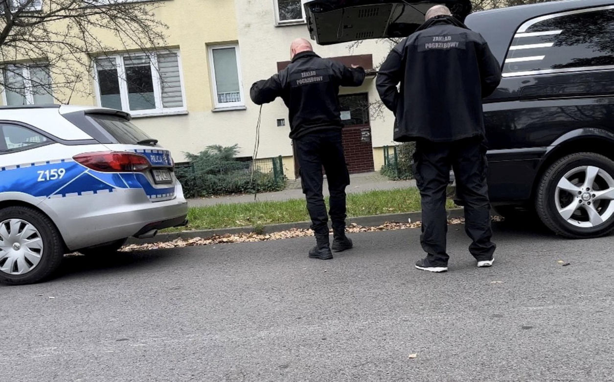 Tragedia w Warszawie. Mieszkańcy usłyszeli wystrzał z broni. W mieszkaniu znaleziono zwłoki