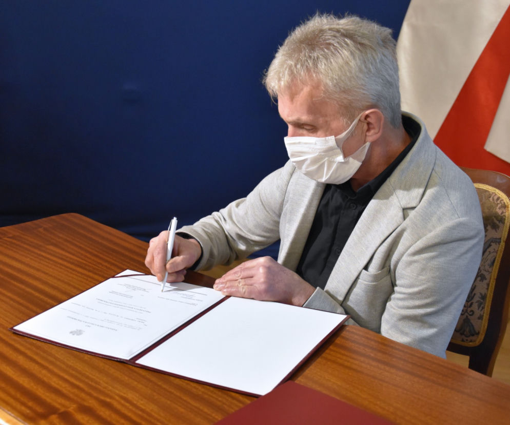 Przez lata niewolniczo pracował na fermie drobiu. Rosjanin otrzymał polskie obywatelstwo