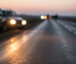 Nietrzeźwy kierowca wpadł do rowu. Jaką metodę holowania wybrał?