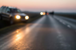 Nietrzeźwy kierowca wpadł do rowu. Jaką metodę holowania wybrał?