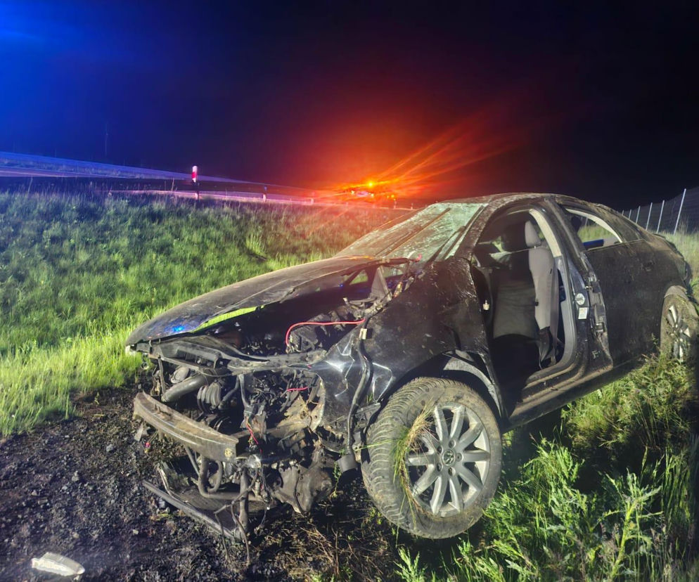 Niebezpieczne zdarzenie w okolicach Śmigla. Osobówka wypadła z drogi