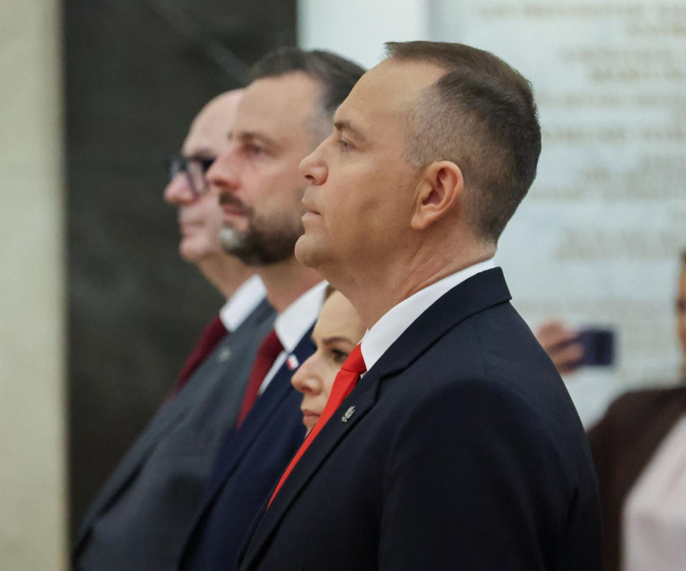 Karol Nawrocki w garniturze i czerwonym krawacie patrzy przed siebie. O wynikach sondażu przeczytasz na portalu Eska.