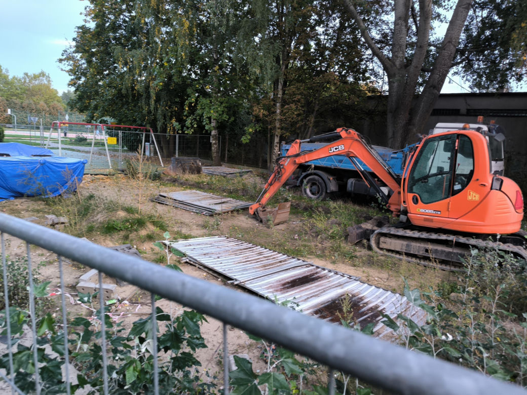 Wykonawca zszedł z placu budowy. Zostawił na nim sprzęt.