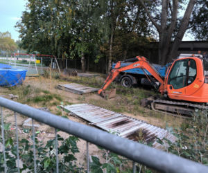 Wykonawca zszedł z placu budowy. Zostawił na nim sprzęt.