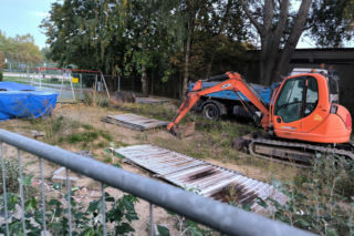 Wykonawca zszedł z placu budowy. Zostawił na nim sprzęt.