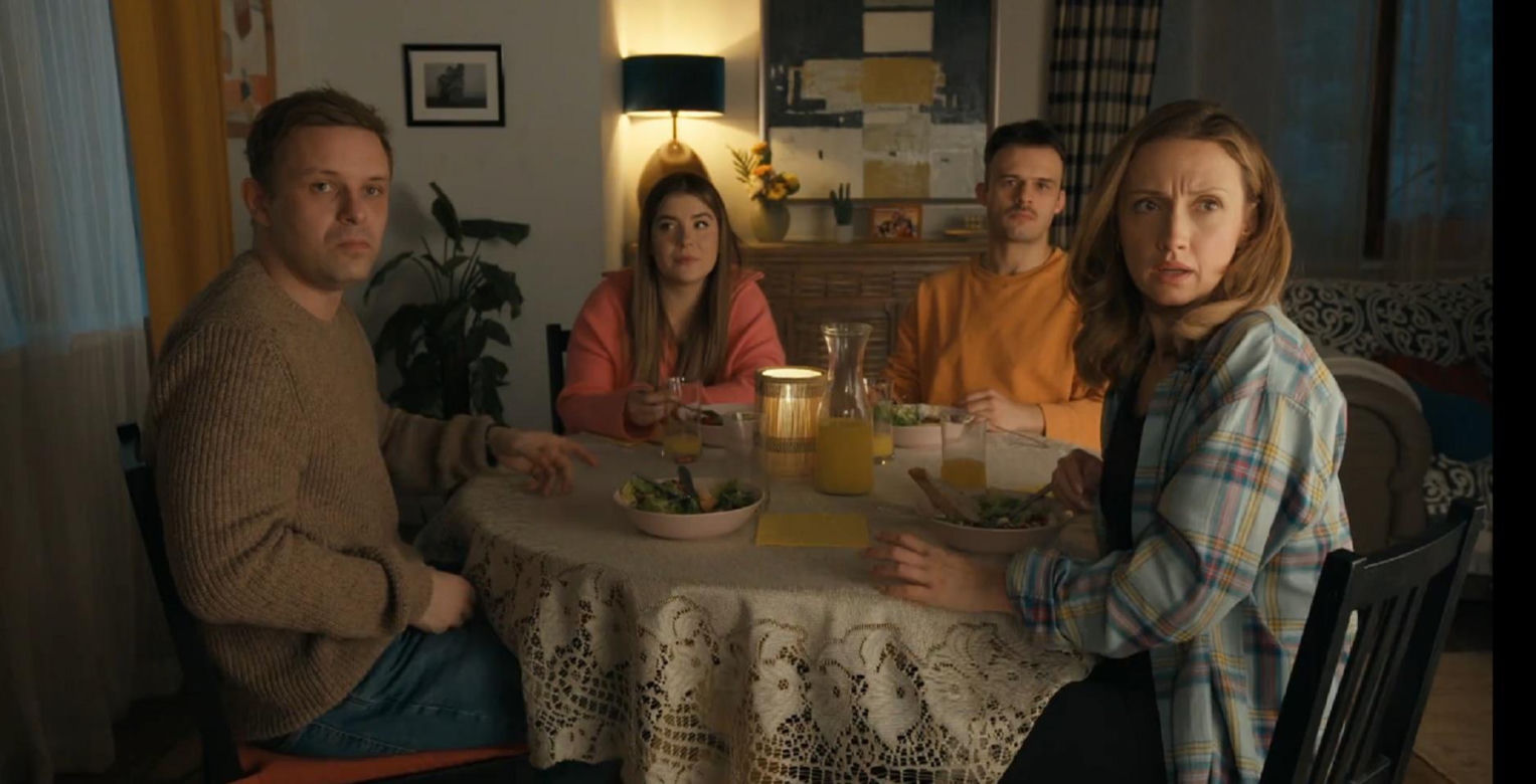 Barwy szczęścia odc. 3411. Hubert (Marek Molak), Agata (Natalia Zambrzycka), Asia (Anna Gzyra), Ignacy (Olaf Staszkiewicz)