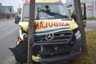 Zawiercie: 18-latek odebrał prawo jazdy. Dzień później zderzył się z karetką