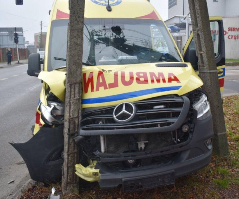 Prawo jazdy miał jeden dzień i skasował karetkę