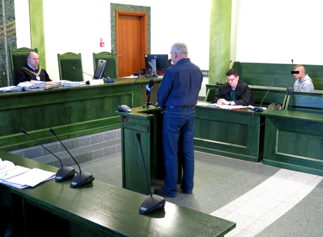 Awantura na drodze zakończyła się strzelaniną. Ruszył proces