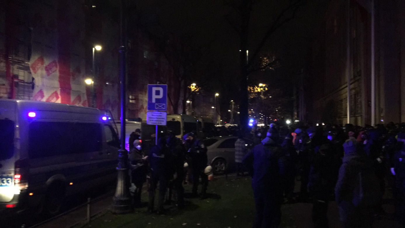 Strajk kobiet 23.11.2020. Kobiety przykuły się do bramy Ministerstwa Edukacji Narodowej