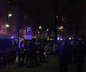 Strajk kobiet 23.11.2020. Kobiety przykuły się do bramy Ministerstwa Edukacji Narodowej