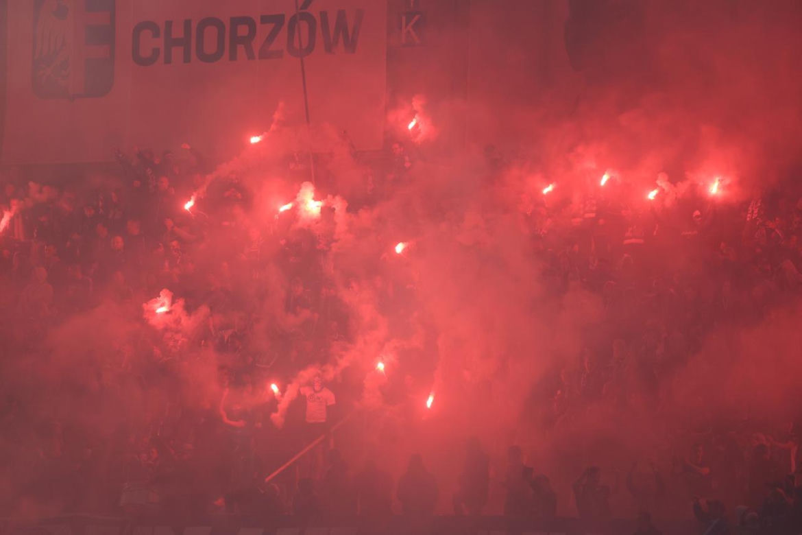 Smutne pożegnanie Ruchu Chorzów. Kibice dojechali na mecz z Pogonią, ale piłkarze już nie ZDJĘCIA