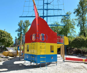 Statek piracki nabiera kształtów. Kiedy otwarcie placu zabaw w Parku Tysiąclecia w Lesznie? [ZDJĘCIA/FILM]