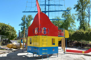 Statek piracki nabiera kształtów. Kiedy otwarcie placu zabaw w Parku Tysiąclecia w Lesznie? [ZDJĘCIA/FILM]