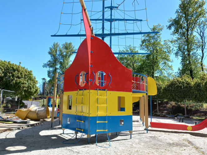 Statek piracki nabiera kształtów. Kiedy otwarcie placu zabaw w Parku Tysiąclecia w Lesznie? [ZDJĘCIA/FILM]