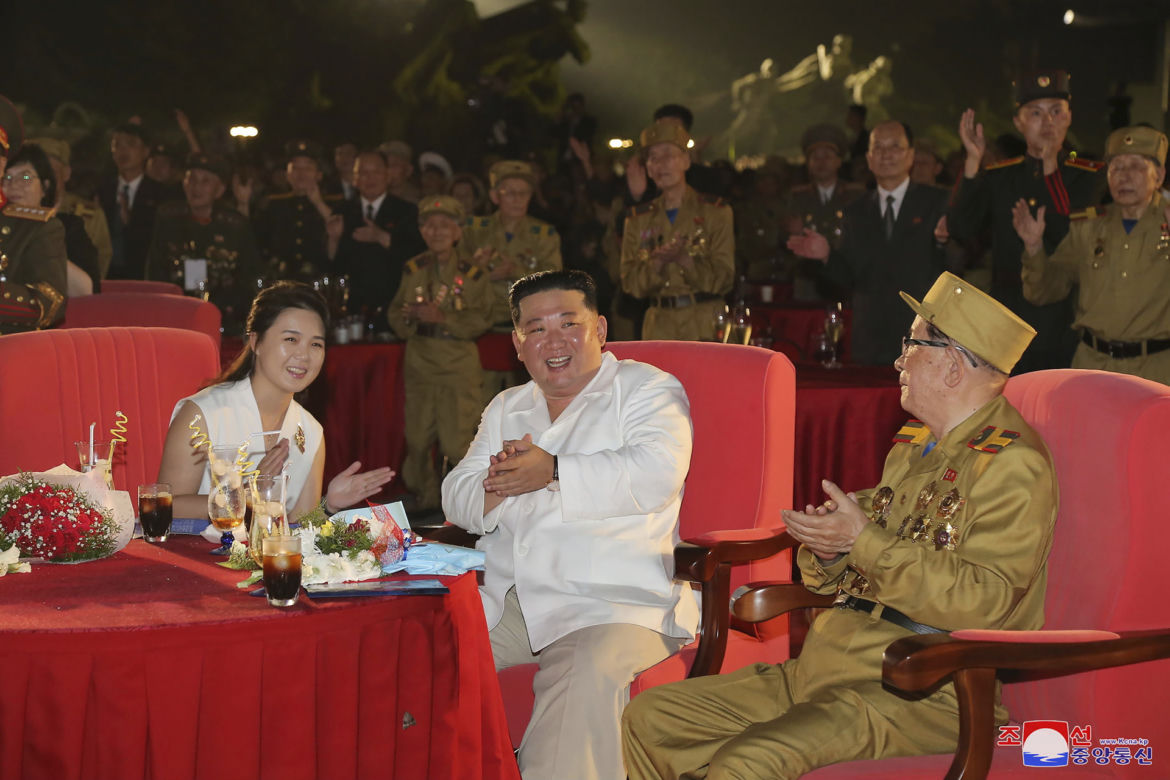  Kim Dzong Un zmienia stylówkę! Drwinom nie ma końca. "Jak influenserka na wakacjach"