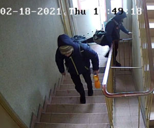ŁÓDŹ. Grasują po klatkach i kradną co popadnie. Policja szuka tych mężczyzn! 