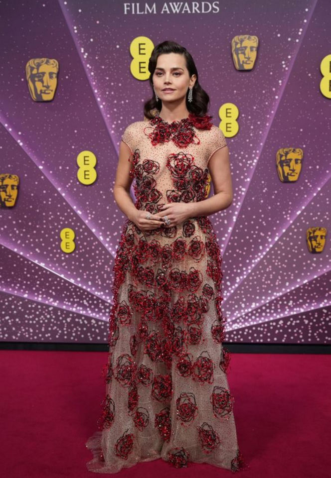 Gwiazdy przebrane za abażury na Bafta. Kto się popisał najlepszą kreacją?