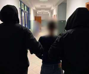 Jak małpiszon skoczył na plecy seniorce, kopał ją i ugryzł w palec! Dziki rozbój po sąsiedzku 