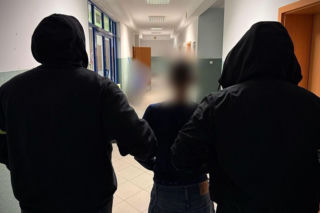 Jak małpiszon skoczył na plecy seniorce, kopał ją i ugryzł w palec! Dziki rozbój po sąsiedzku 