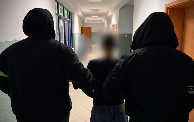 Jak małpiszon skoczył na plecy seniorce, kopał ją i ugryzł w palec! Dziki rozbój po sąsiedzku 