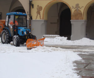 Rynek w Tarnowie pod śniegiem. W akcji pługopiaskarka MPGK