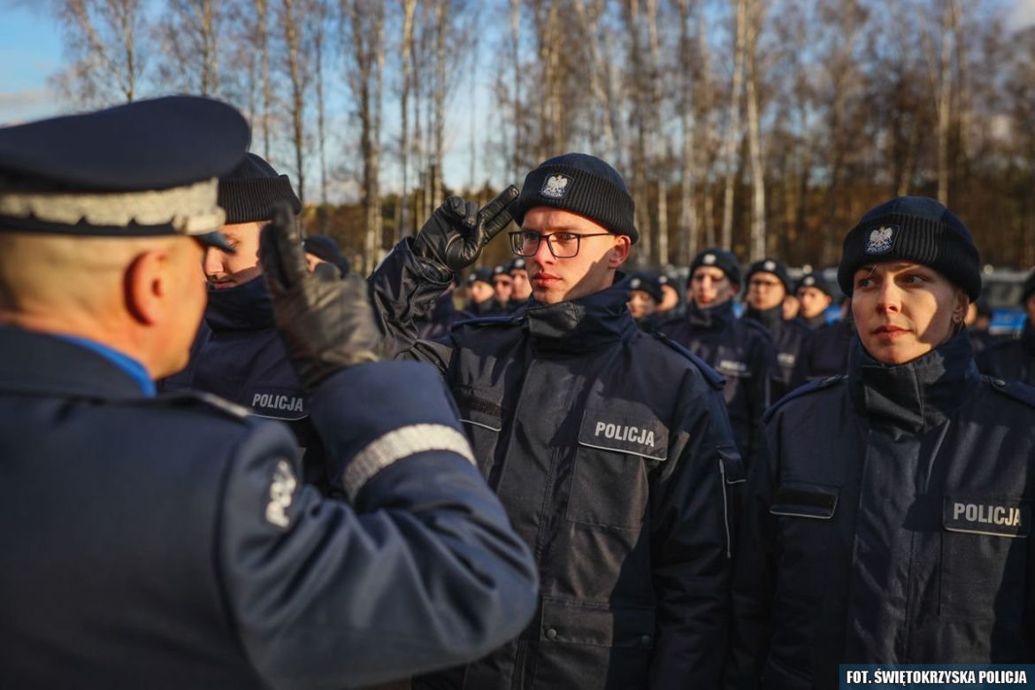 Nowi policjanci w świętokrzyskim garnizonie. W szeregi wstąpiło 58 funkcjonariuszy 