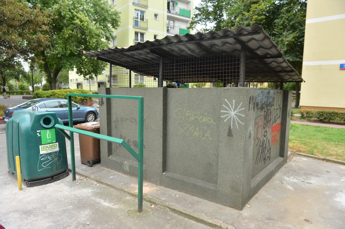 Altanka śmieciowa przy ul. Świętosławskiej 7