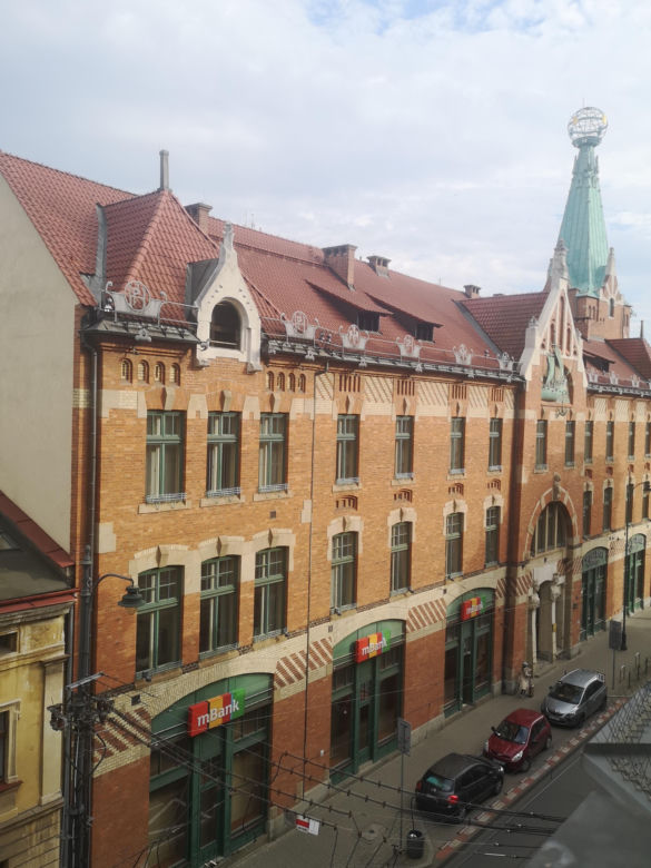 Dom pod Globusem przy ulicy Basztowej 11, na rogu z ulicą Długą 1
