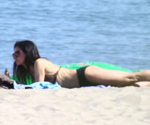 Marta Kaczyńska z mężem i synem na plaży