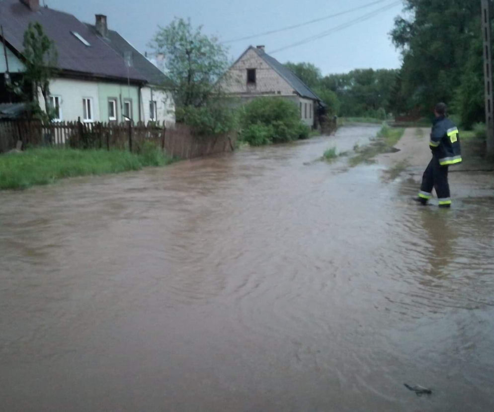 Nawałnica w Krynkach. Ulice jak rzeki, a boisko jak jezioro [ZDJĘCIA]
