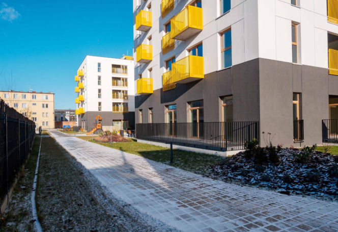 Uwagę zwracają dziś takie adresy jak ul. Dębowa 1 w Łodzi. To tam powstały Apartamenty Dębowa - inwestycja zlokalizowana w centrum Łodzi, w sąsiedztwie alei stuletnich dębów