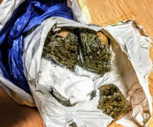 Policjanci z Opola podczas kontroli samochodu na gdańskich numerach rejestracyjnych znaleźli prawie kilogram narkotyków
