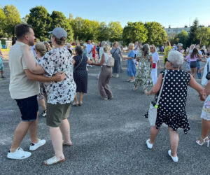 Gorący letni wieczór w Starachowicach! Międzypokoleniowa potańcówka opanowała Szlakowisko [FOTORELACJA]