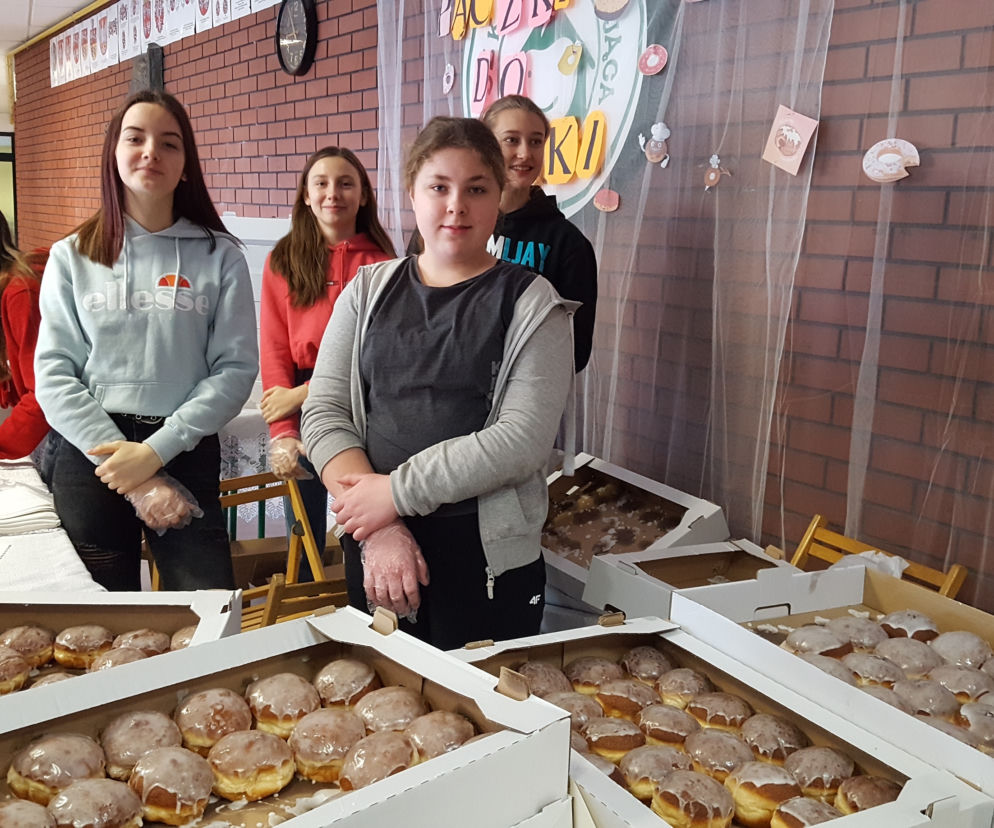 Małe, sprężyste, nadziewane i lukrowane. Trwa charytatywna akcja Pączki do rączki
