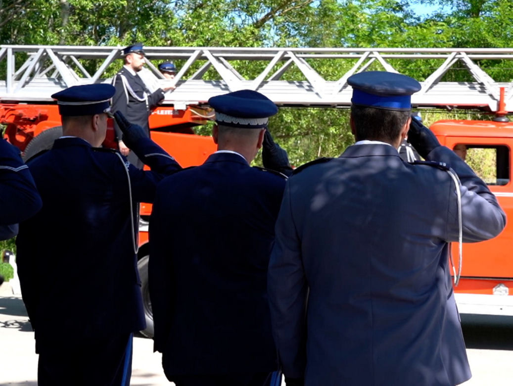 Srebrny orzeł prowadził Arka w ostatniej drodze. Poruszający gest policjantów i strażaków