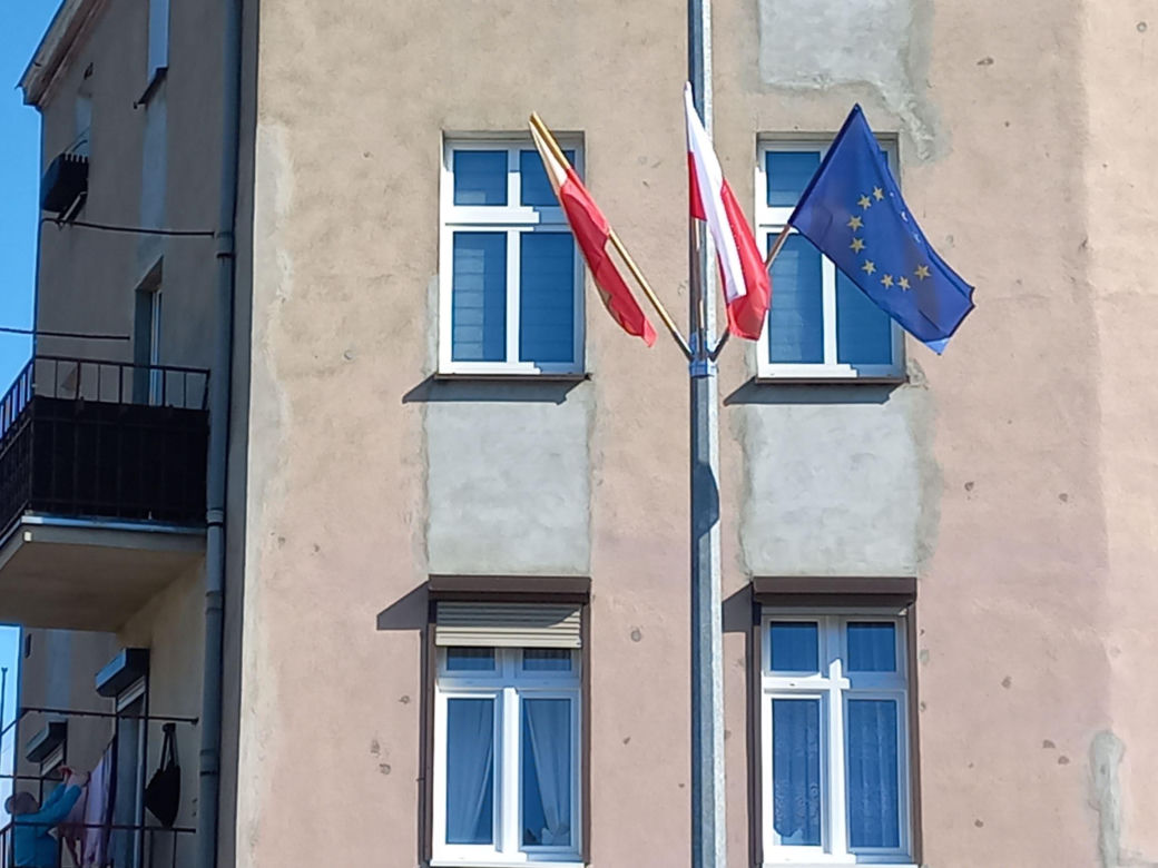 Na alejach w Lesznie powiewają trzy flagi. Po po je rozwieszono? 