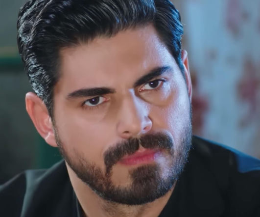 Streszczenie 57. odcinka tureckiego serialu Panna młoda. Derya tuszuje porwanie, a Cihan chce prawdy