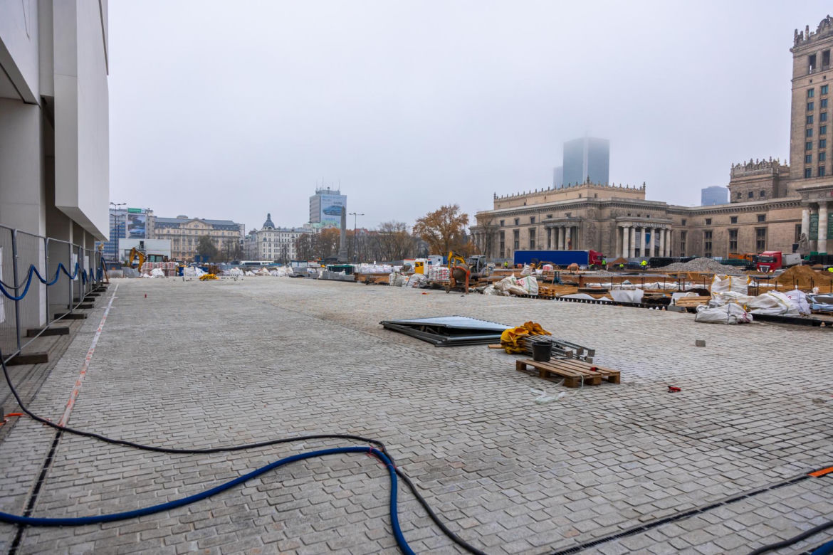 Trwa przebudowa części dawnego Placu Defilad w plac Centralny