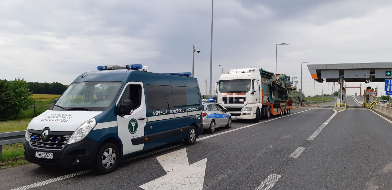 Za szeroki i za długi transport uszkodził punkt poboru opłat na A4