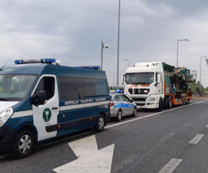 Za szeroki i za długi transport uszkodził punkt poboru opłat na A4