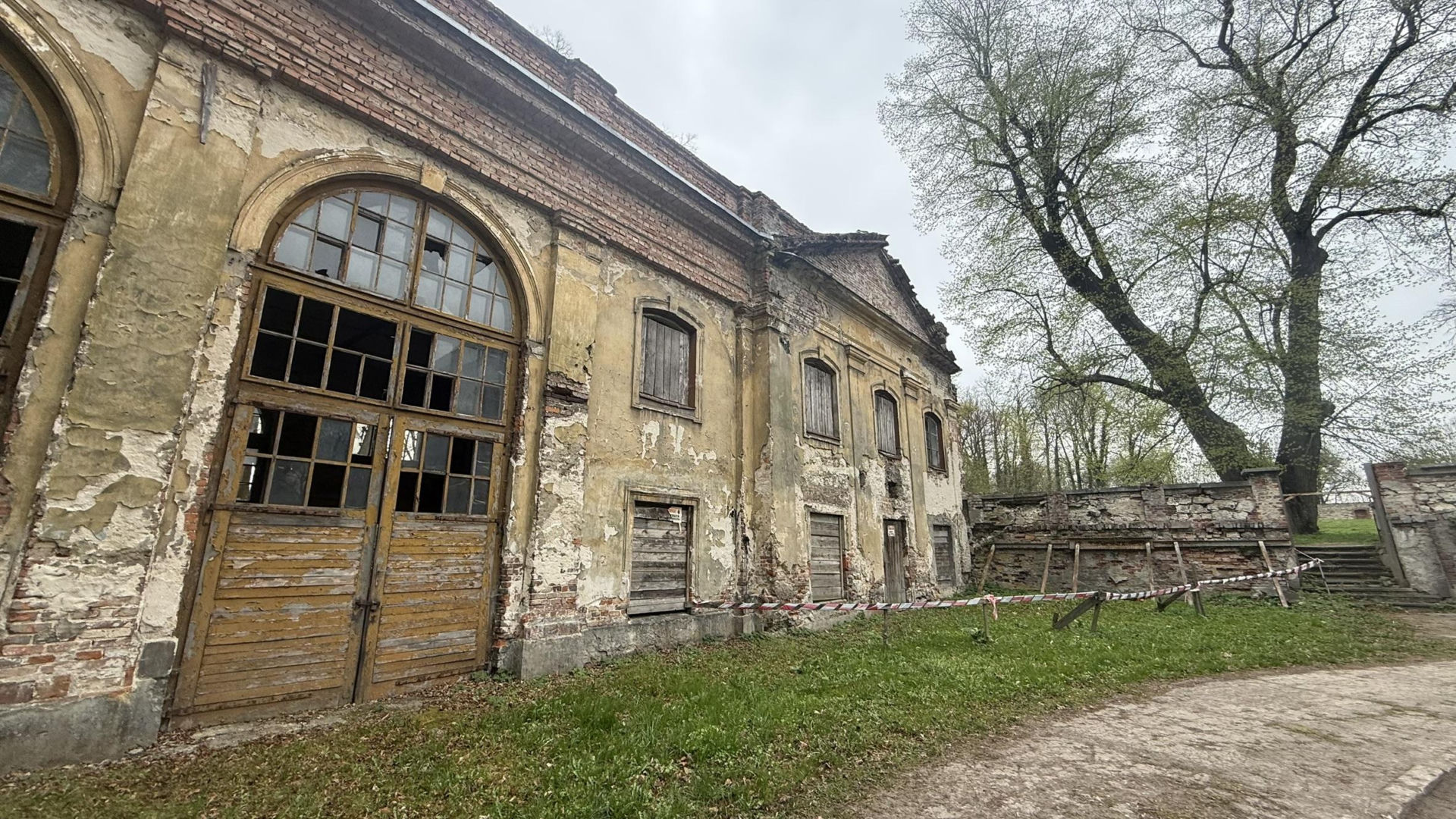 Pałac w Pilicy, wspaniała rezydencja która od dekad popada w ruinę