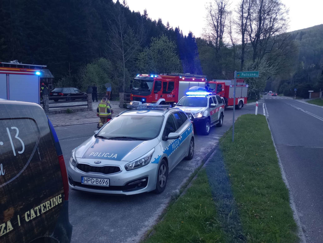 Zawaliły się schody Karczmy Zbójnickiej w Zawoi! Kilka osób trafiło do szpitala [ZDJĘCIA]