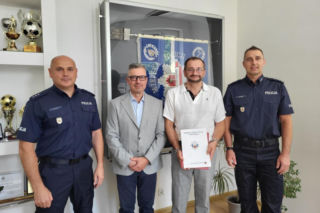 Odwaga i opanowanie. Policjanci z Grudziądza podziękowali kierowcy autobusu