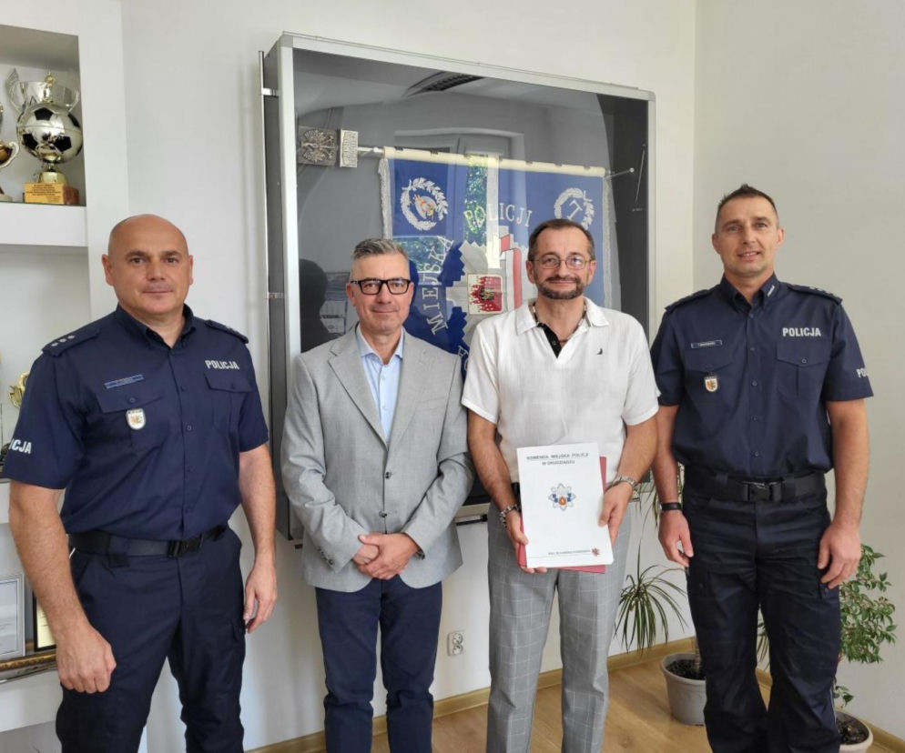 Odwaga i opanowanie. Policjanci z Grudziądza podziękowali kierowcy autobusu