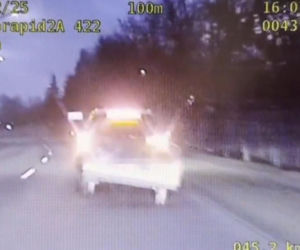 Szok na drogach Piły! 81-latek ciągnął… rozpadającą się przyczepę