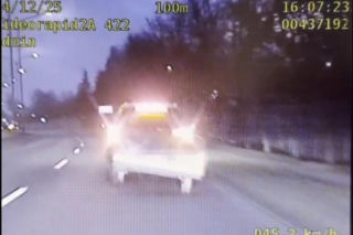 Szok na drogach Piły! 81-latek ciągnął… rozpadającą się przyczepę