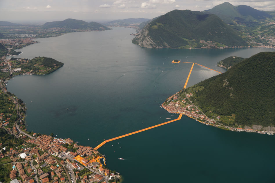 Pływający pomost na jeziorze Iseo