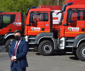 Polscy strażacy wywożą maseczki na wschód